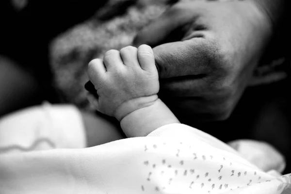 Yeni Doğmuş Bir Bebek Anne Parmak Küçük Eliyle Tutan — Stok fotoğraf