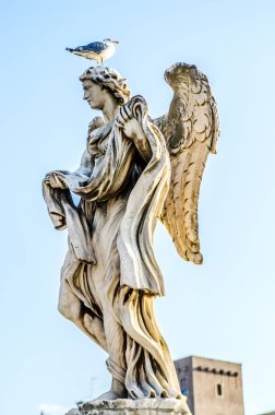 Büyük chiyka bir heykel köprüde Saint Angel oturur. Roma. İtalya.