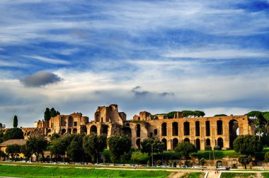 Chirko Massimo kalıntıları Roma mavi gökyüzü altında.