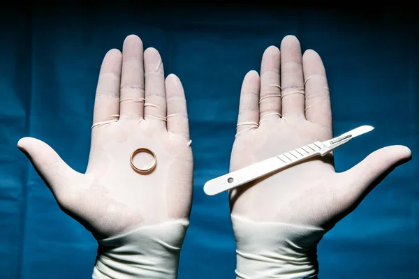 Jednej Ręce Lekarz Posiada Obrączkę Innych Chirurgicznego Skalpela — Zdjęcie stockowe