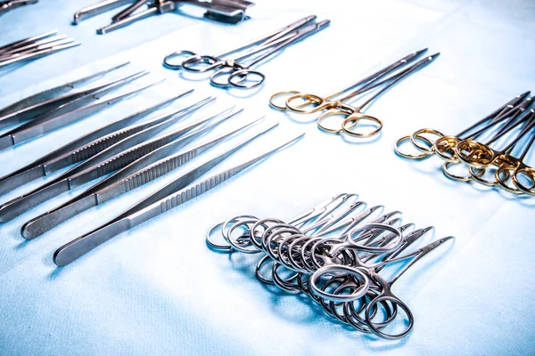 Instruments Médicaux Stériles Sur Table Dans Salle Opération — Photo