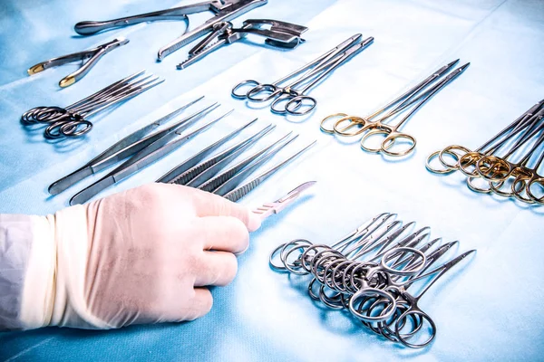 Une Infirmière Gants Stériles Prend Scalpel Sur Une Table Avec — Photo