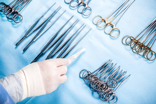 Een Verpleegkundige Neemt Een Scalpel Een Tabel Met Steriele Medische — Stockfoto