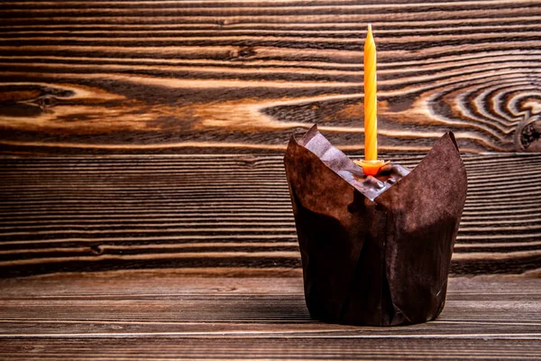 Bolinho Chocolate Festivo Com Uma Vela Uma Superfície Madeira — Fotografia de Stock