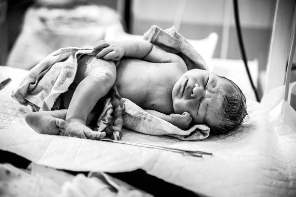 Recién Nacido Con Cordón Recién Cortado Sujetado Quirófano —  Fotos de Stock