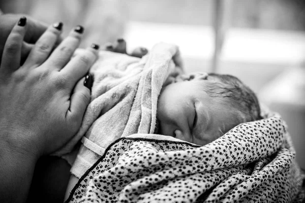 Bebé Recién Nacido Acuesta Pecho Madre Inmediatamente Después Del Nacimiento —  Fotos de Stock
