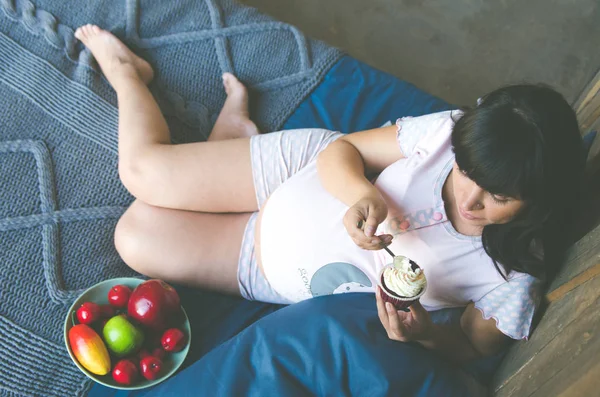 Young Pregnant Girl Eats Delicious Cake Lying Bed — Stock Photo, Image