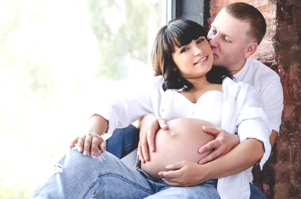 Mąż Całuje Żonę Ciąży Przytulanie Jej Brzuch — Zdjęcie stockowe