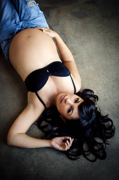 Young Pregnant Girl Beautiful Black Hair Lying Floor Hugging Her — Stock Photo, Image