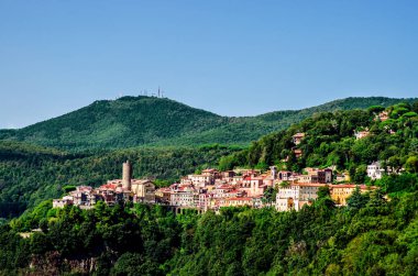 Arasında dağlar Roma çevresinde nemi kasaba. İtalya.