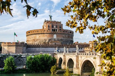 St. melekler Castle ve kendisine sararmış yapraklar ağaçların üzerinden Tiber üzerinden lider Köprüsü manzarasına. Roma. İtalya