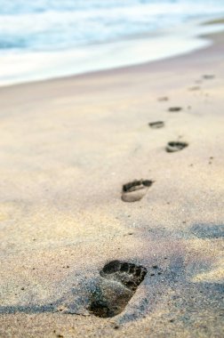 Kalutara plaj üzerinde çok renkli kum üzerinde ayak izleri. Sri Lanka.