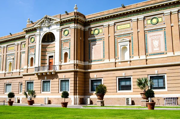 Здание Ватиканского Музея Солнцем — стоковое фото