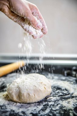 Bir aşçı un yoğrulur parayı sprinkles..