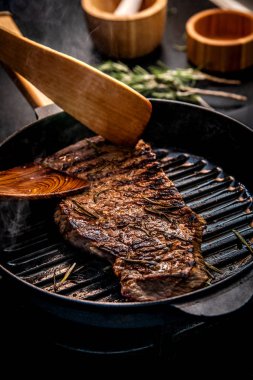 İştah açıcı sulu biftek biftek.