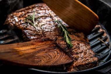 Biberiye dal bir ızgara tavada sığır eti biftek.