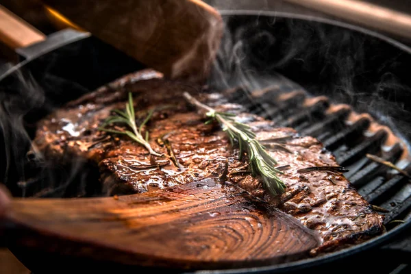 Yukarıda sulu biftek bir ızgara tava pişirme duman.