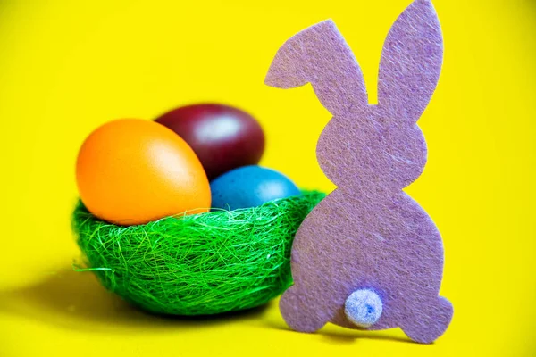 Conejo Lila Huevos Pascua Una Canasta Verde Sobre Fondo Amarillo — Foto de Stock