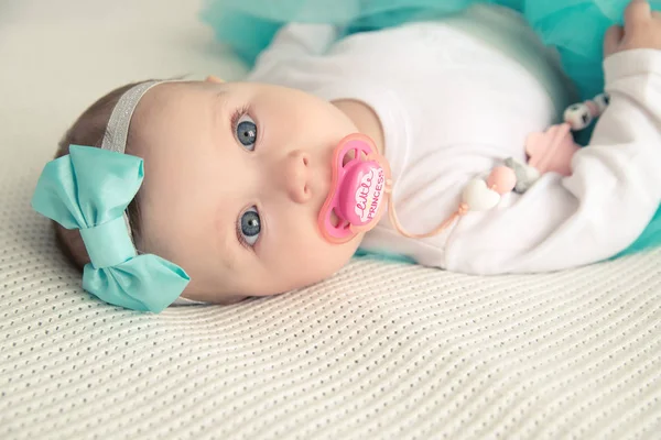 Маленькая Девочка Куклой Красивыми Голубыми Глазами Смотрит Камеру — стоковое фото
