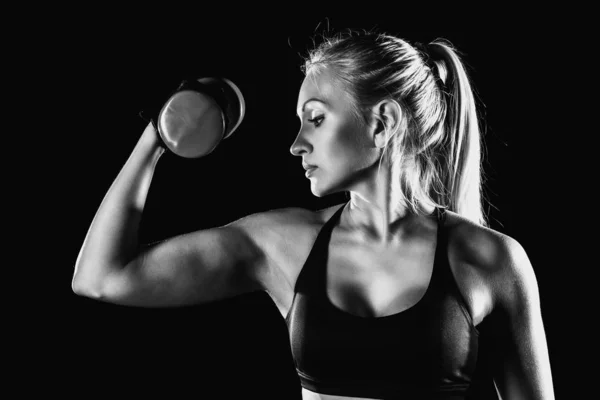 Foto Blanco Negro Una Chica Deportiva Balanceando Bíceps Con Una — Foto de Stock