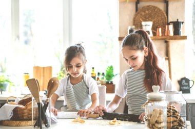 İki kız kardeş mutfakta tatlı yapar..
