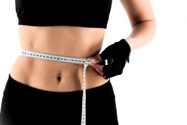 Atletik kız onu zarif bel ölçer.