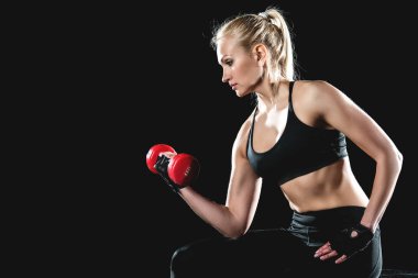 Crossfit için bir küp üzerinde oturan kız ve halter kullanarak onu pazı kadar pompa.