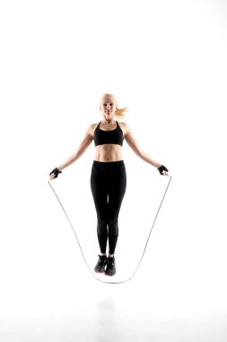 Bir egzersiz sırasında ip atlama kız.