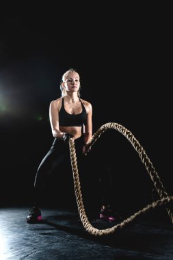 Güzel atlet spot bir egzersiz sırasında bir ip egzersiz yapar.