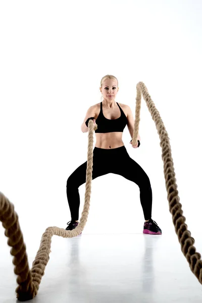 Desportista Realiza Exercício Com Uma Corda Durante Treino — Fotografia de Stock