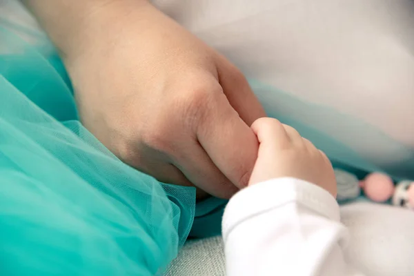 Niño Sostiene Madre Por Mano Apretando Sus Dedos Con Pequeña —  Fotos de Stock