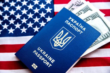 Yüz dolar elli dolar faturaları ile Amerikan bayrağının arka planda Ukrayna biyometrik pasaport.