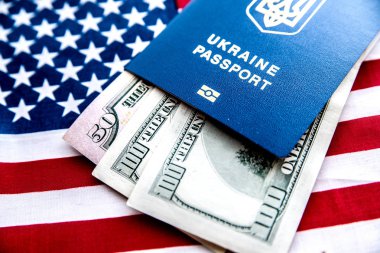 Yüz dolar elli dolar faturaları ile Amerikan bayrağının arka planda Ukrayna pasaportu.