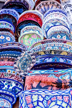 Dükkanda Tunus geleneksel yemekleri. Sidi Bou Tunus Dedi.