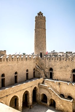 Ribat Sousse kulesi, taş duvarlarının üzerinde yüceltilmiştir. Tunus. Kuzey Afrika.