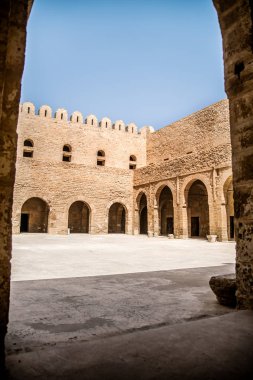 Ribat Sousse'un taş duvarları, sıcak Afrika güneşinin ışınlarında. Tunus. Kuzey Afrika.