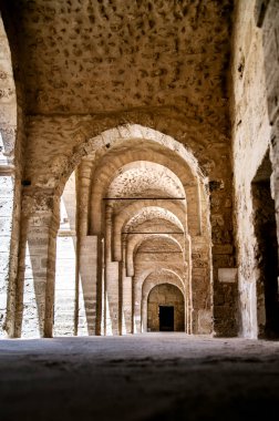 Ribat Sousse'un taş koridorları, sıcak Afrika güneşinin ışınlarında. Tunus. Kuzey Afrika.