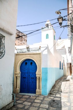 Medine Sousse'un eski caddelerinden birinde bir cami. Tunus. Kuzey Afrika.