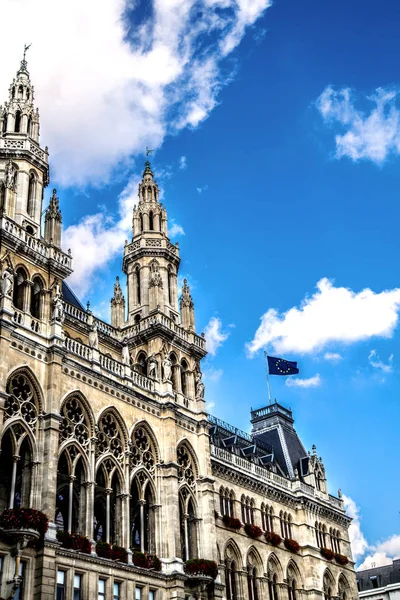 Het Prachtige Gebouw Van Het Stadhuis Van Wenen Zwaaiende Vlag — Stockfoto