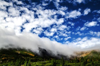 Dağlardan gelen bir çığ gibi bir bulut. Karpatlar. Ukrayna.