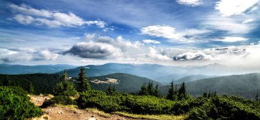 Karpatların panoramik manzarası. Ukrayna.