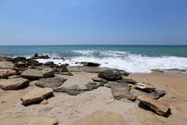 İsrail 'in kuzeyindeki Akdeniz' in kayalık kıyıları 