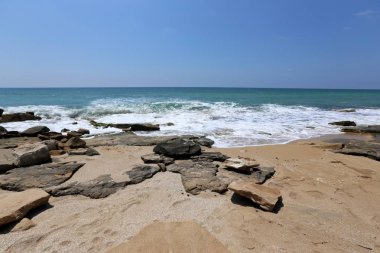 İsrail 'in kuzeyindeki Akdeniz' in kayalık kıyıları 