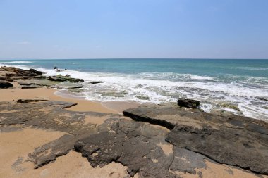 İsrail 'in kuzeyindeki Akdeniz' in kayalık kıyıları 