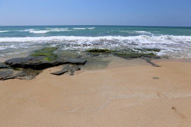 İsrail 'in kuzeyindeki Akdeniz' in kayalık kıyıları 