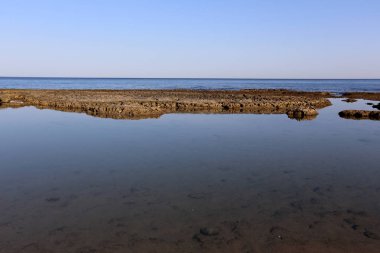 İsrail 'in kuzeyindeki Akdeniz' in kayalık kıyıları 