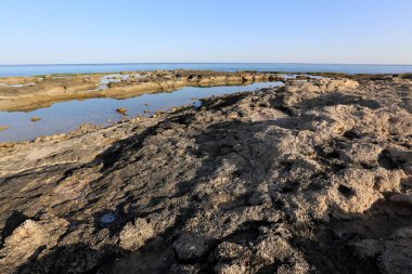 İsrail 'in kuzeyindeki Akdeniz' in kayalık kıyıları 