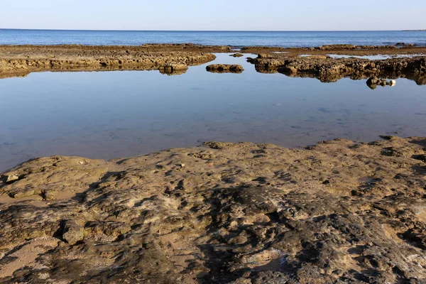 İsrail 'in kuzeyindeki Akdeniz' in kayalık kıyıları 
