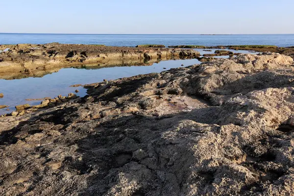 İsrail 'in kuzeyindeki Akdeniz' in kayalık kıyıları 
