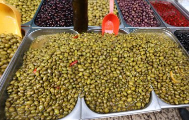 Tuzlu ve Marine zeytin Acre kentinde pazarda satılmaktadır 